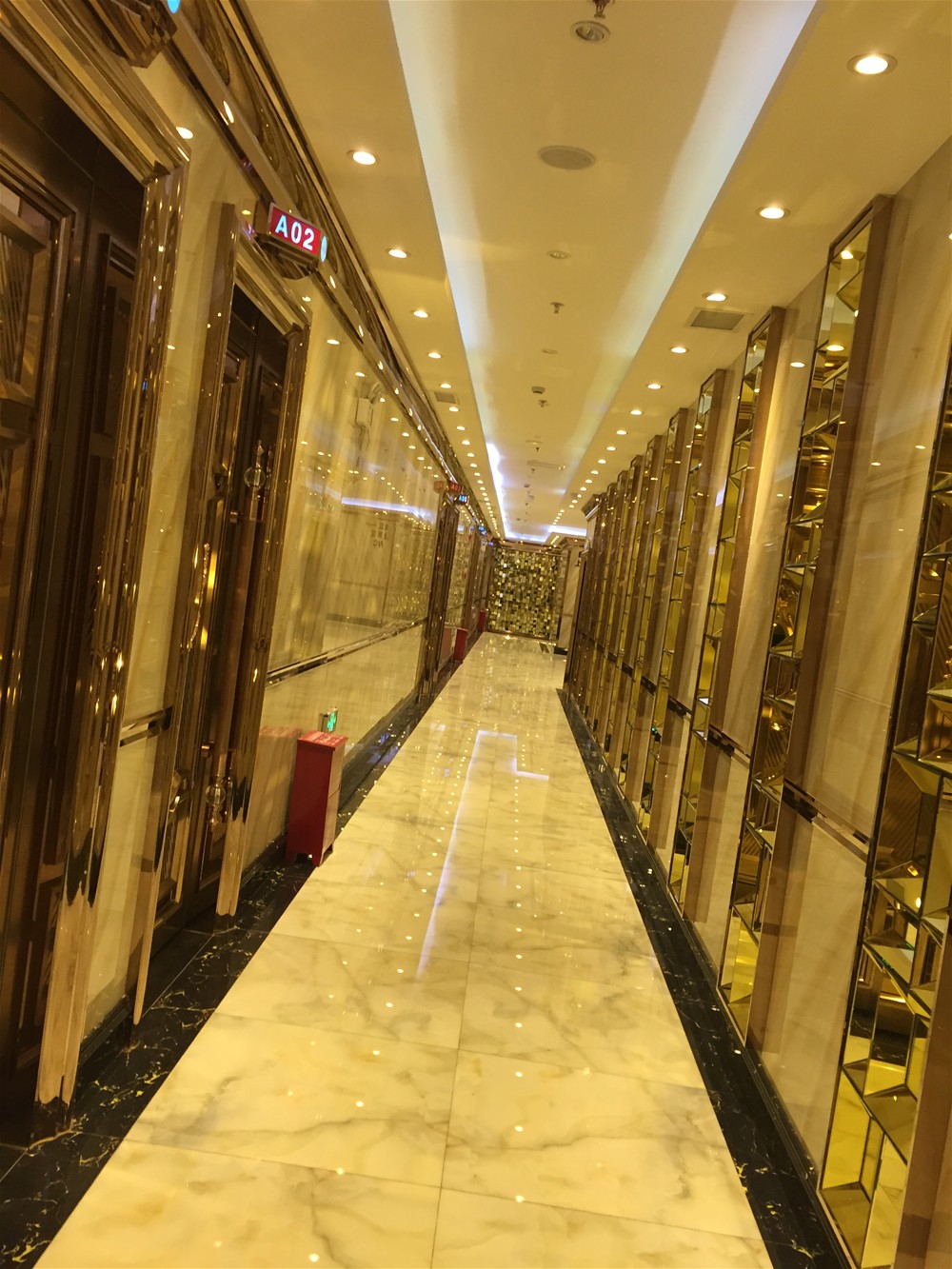 過(guò)道采用金艾陶微晶石  西班牙翡翠玉KWD58001+意大利黑金花KWB58058鋪貼