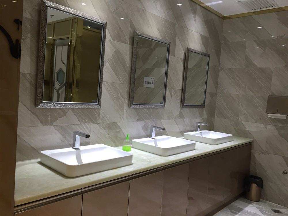 KTV洗手間墻、地面采用金艾陶瓷磚全拋釉愛(ài)丁堡-天堡石KYP8062鋪貼