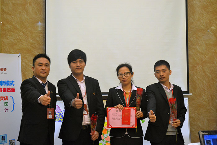 金艾陶瓷磚營銷總經理羅勝為2015年團隊合作獎（空間設計部）頒獎