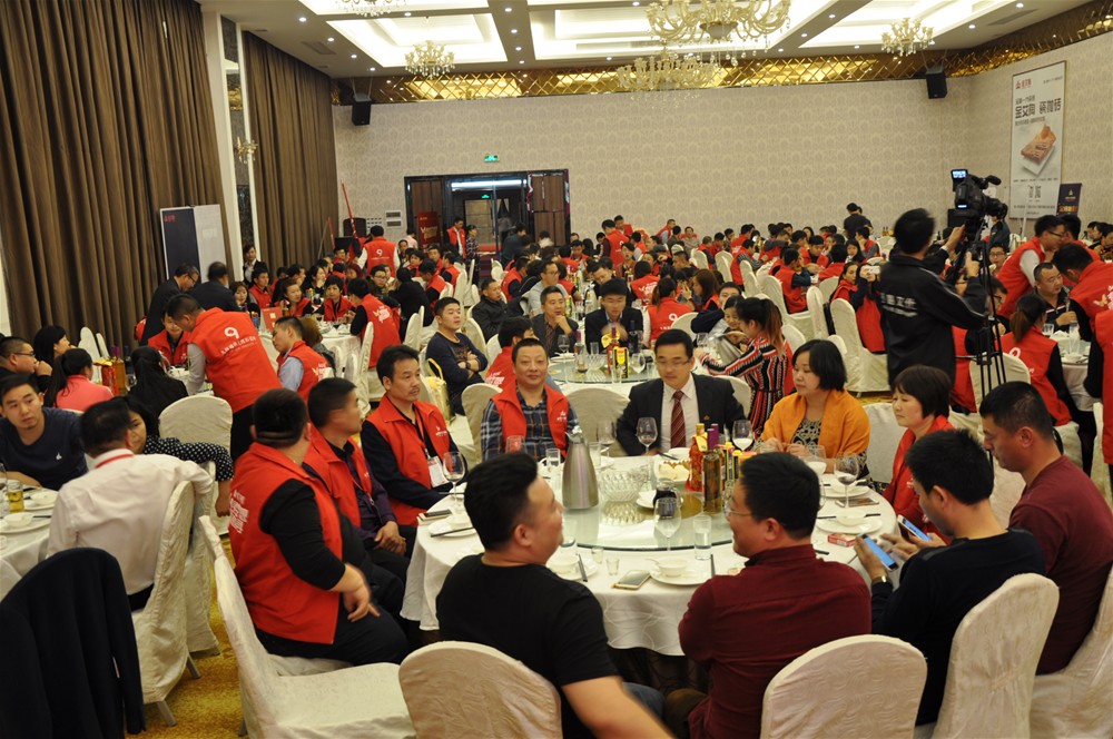 “銳變|2017 有夢(mèng)想  敢追尋”—金艾陶瓷磚2017年經(jīng)銷商財(cái)富會(huì)