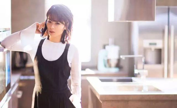 生活中一個(gè)重要的場景,便是在家的時(shí)光。一個(gè)家最好的狀態(tài),莫過于在家里做什么都怡然自得,純粹的享受舒適的生活,那便是適合。