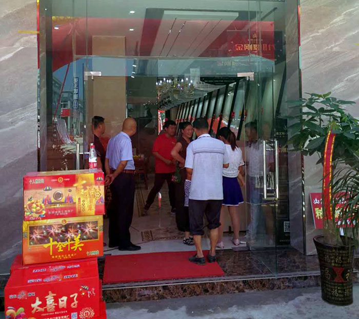 2017年7月12日，安徽葉集金寨彩旗飄揚，鑼鼓齊響、人聲鼎沸。來自金寨數百名業主齊聚活動現場，共同見證陶瓷一線品牌金艾陶瓷磚葉集店的盛大開業。