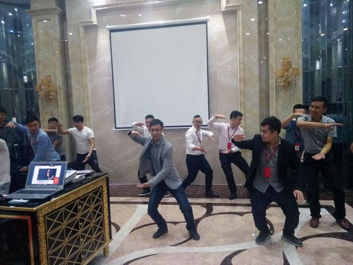 2017年11月2日晚，生命不息，學(xué)習(xí)不止金艾陶法定學(xué)習(xí)日，11月全公司人員學(xué)習(xí)會(huì)圓滿結(jié)束，一起分享《干法》，樂于工作，開心生活，即使在苦難中，只要拼命工作，就能帶來不可思議的好運(yùn)。過好每一天，就是成功之道！