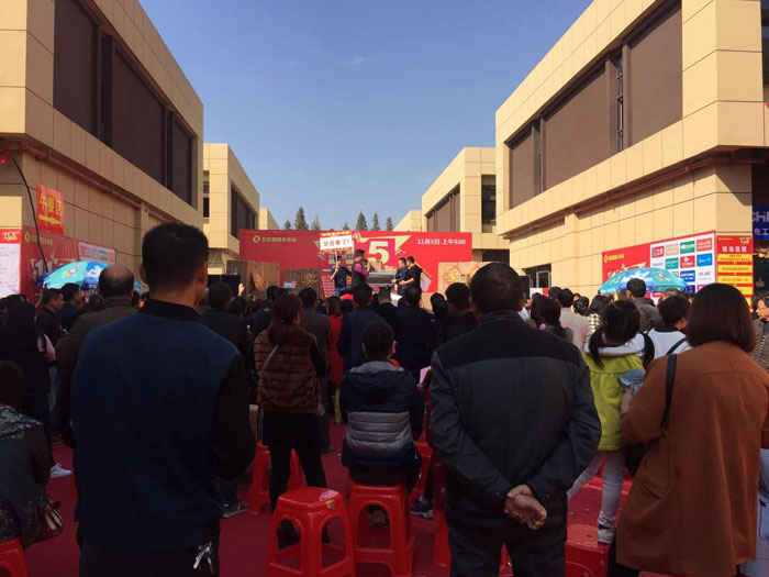 2017年11月5日，百盟光彩建材大市場(chǎng)邀約30家品牌商家聯(lián)合舉辦了本次的家居建材團(tuán)購(gòu)會(huì)，參加活動(dòng)的消費(fèi)者將現(xiàn)場(chǎng)的氛圍不斷推向高潮，金艾陶瓷磚品牌展位無(wú)論人氣、銷售都取得空前成功，彰顯品牌大氣風(fēng)范。