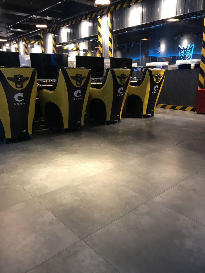 金艾陶現(xiàn)代仿古磚案例:別說了，一起去這個(gè)1000方的網(wǎng)咖開黑！