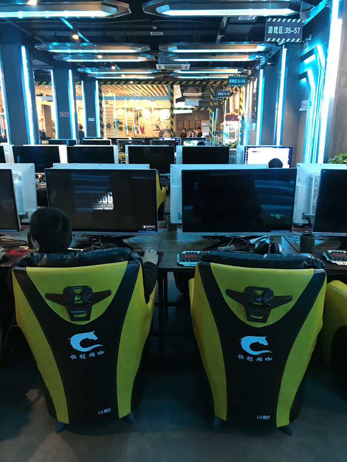 金艾陶現(xiàn)代仿古磚案例:別說了，一起去這個(gè)1000方的網(wǎng)咖開黑！