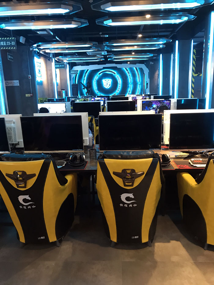 金艾陶現(xiàn)代仿古磚案例:別說了，一起去這個(gè)1000方的網(wǎng)咖開黑！