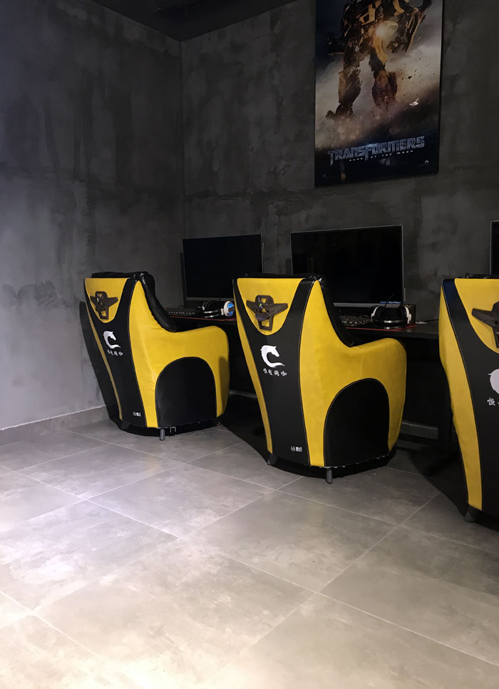 金艾陶現(xiàn)代仿古磚案例:別說了，一起去這個(gè)1000方的網(wǎng)咖開黑！