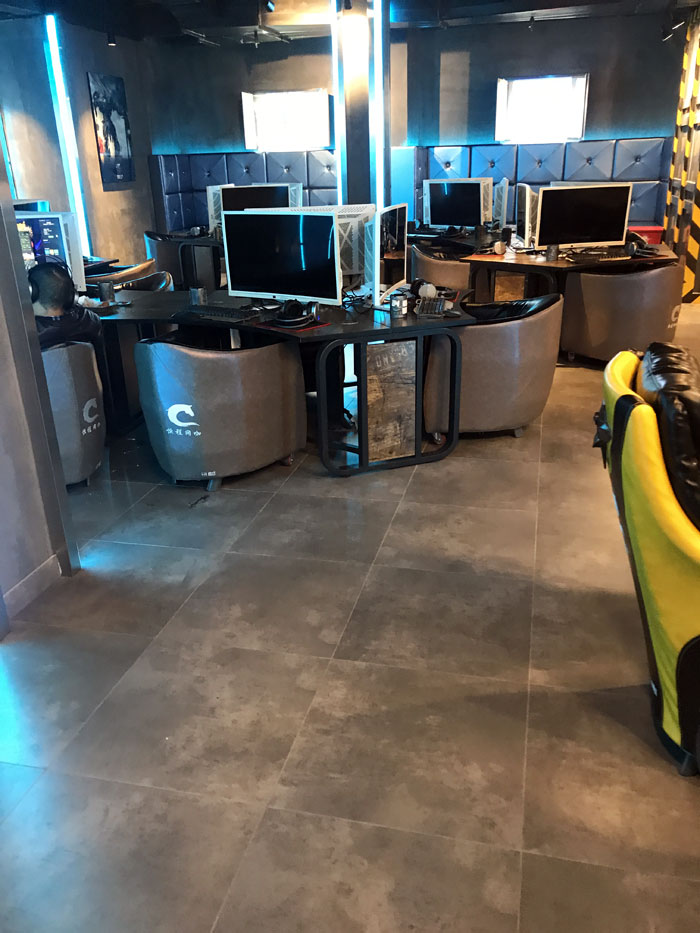 金艾陶現(xiàn)代仿古磚案例:別說了，一起去這個(gè)1000方的網(wǎng)咖開黑！