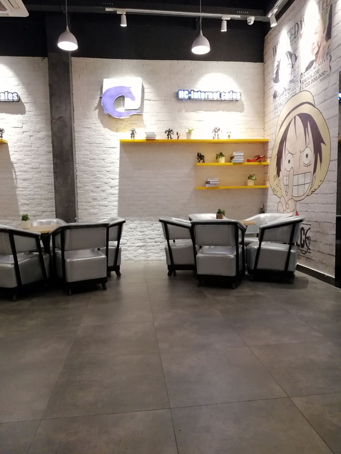 金艾陶現(xiàn)代仿古磚案例:別說了，一起去這個(gè)1000方的網(wǎng)咖開黑！