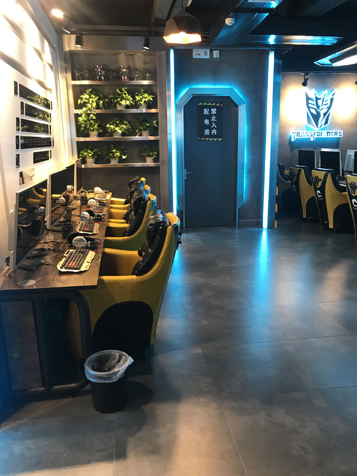 金艾陶現(xiàn)代仿古磚案例:別說了，一起去這個(gè)1000方的網(wǎng)咖開黑！