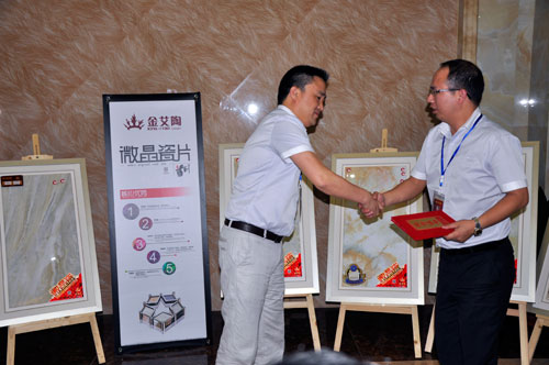 營銷總經(jīng)理為季度開拓冠軍頒發(fā)證書和獎(jiǎng)金