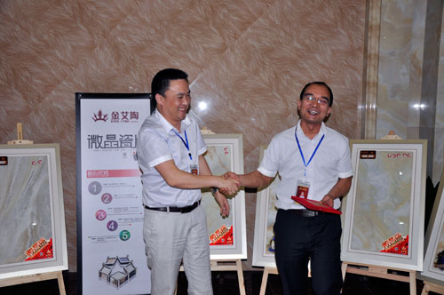 營銷總經(jīng)理為季度銷量冠軍頒發(fā)證書和獎(jiǎng)金